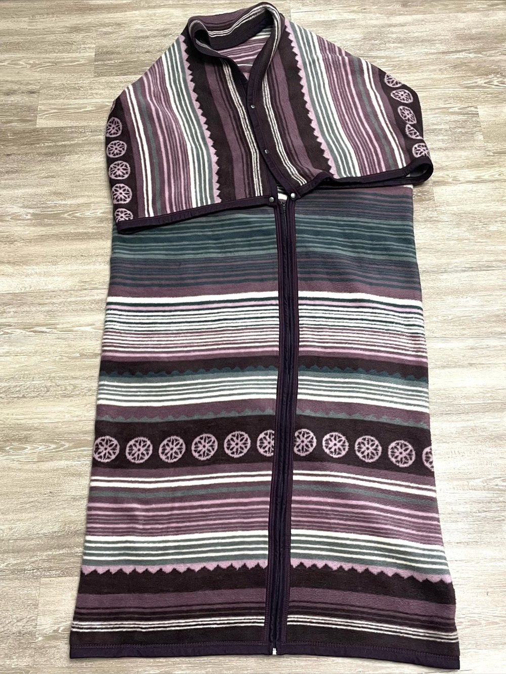 Biederlack Cuddle Wrap Blanket Stadium Throw Zip Snap Wearable Purple Print